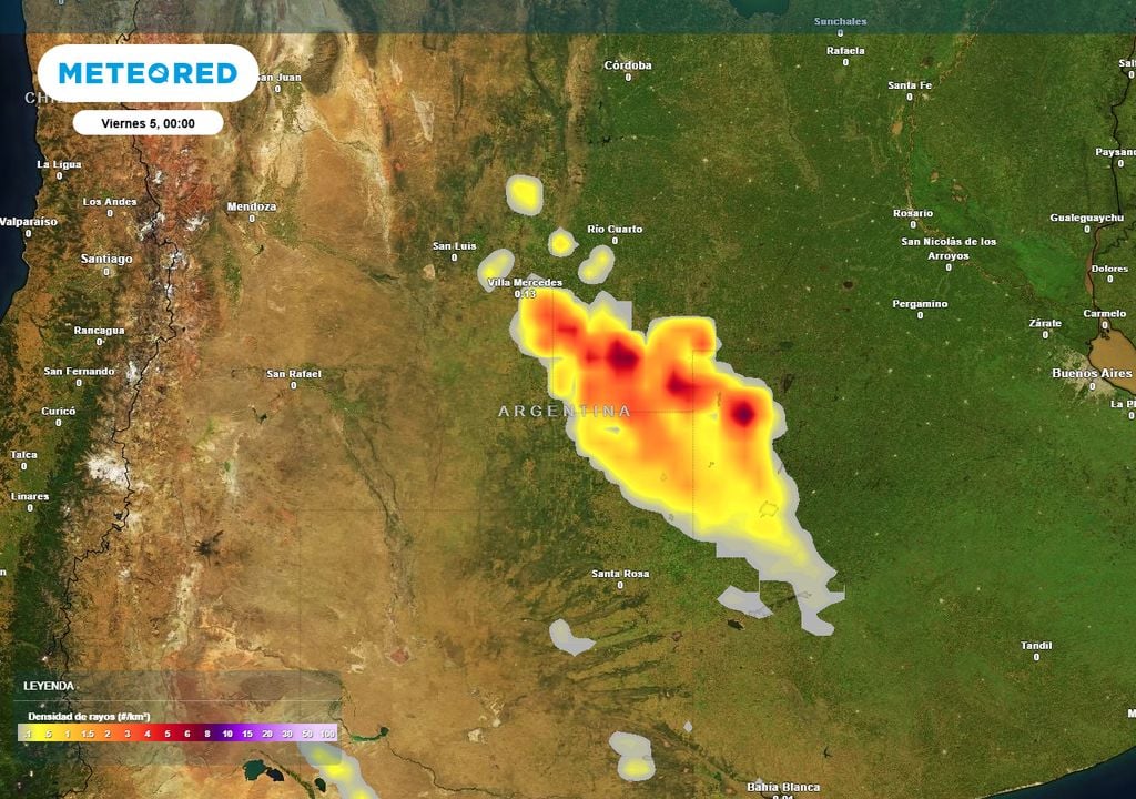 Densidad de rayos En la madrugada del viernes 5, las lluvias y tormentas más intensas (evidenciadas en este mapa de densidad de rayos por km2) se concentrarán en el centro de Argentina.