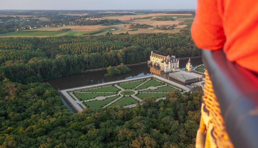 Vol Montgolfière Chateau Loire France Insolite Activité Jardin Foret Vol en montgolfière au-dessus d'un chateau.