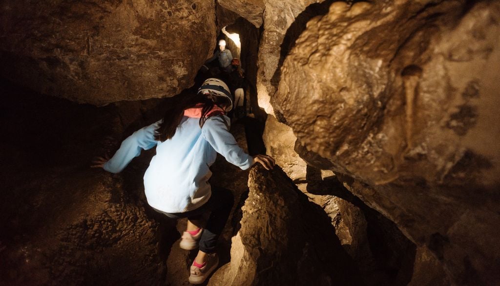 Spéléologie Enfant Sous Terre Roche Activité France La via souterrata est un mélange entre spéléologie et via ferrata, la première au monde est en France !