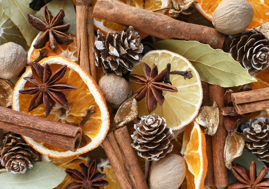 El popurrí aporta perfume sin invadir, ideal para espacios tranquilos.