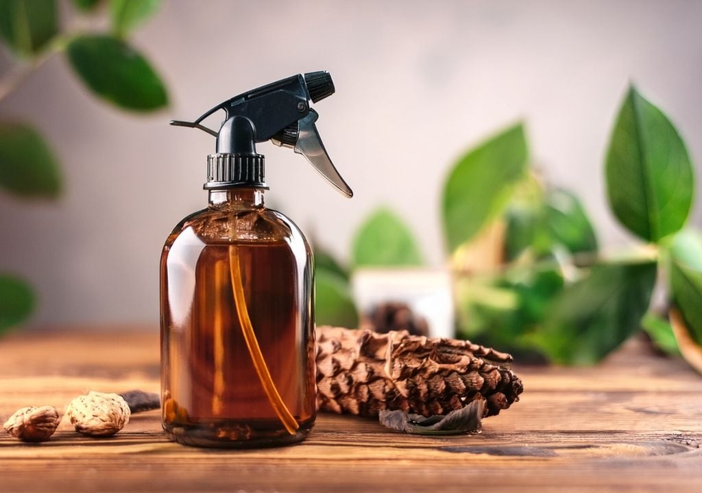 Ideal para telas y rincones donde el perfume no siempre llega.