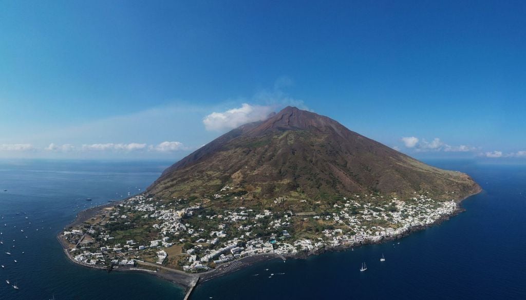 Isole ventilate Italia Stromboli, con il suo cono vulcanico circondato dal mare