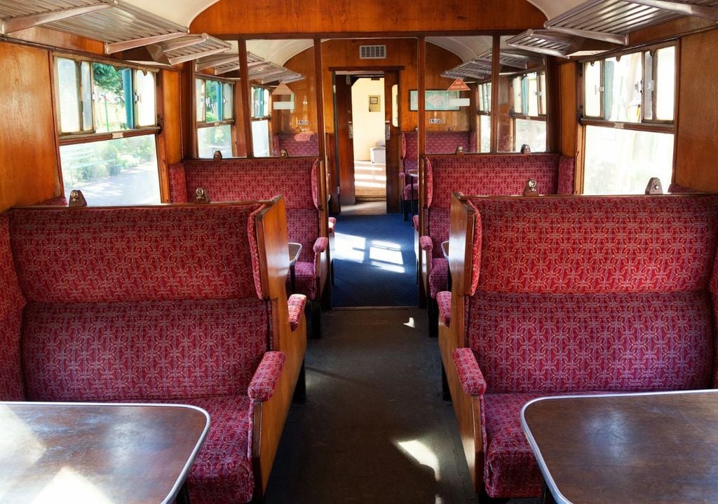 treni storici Italia L'interno di un vagone storico, con i sedili di velluto rosso rimessi a nuovo