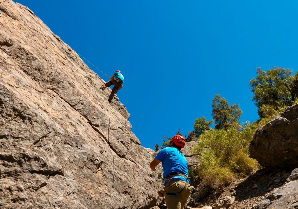 Práctica de escalada deportiva en Chile.