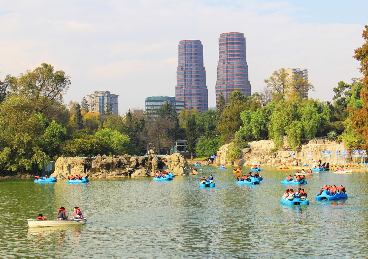 Chapultepec es uno de los lugares más emblemáticos de la Ciudad de México y ofrece diversas actividades para disfrutar con niños. Su más de 8 kilómetros cuadrados albergando sitios culturales, históricos y turísticos.