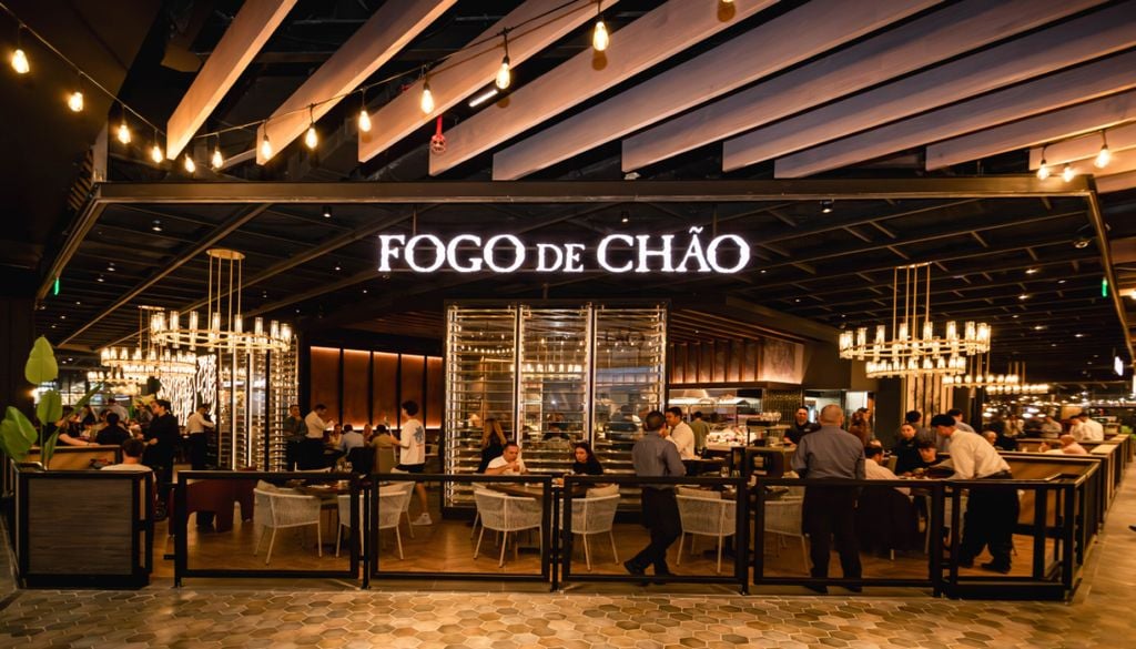 Picanha, lomo vetado y filete son algunos de los cortes que encuentras en Fogo de Chao y en el centro del espacio un buffet. Imagen: Fogo de Chao