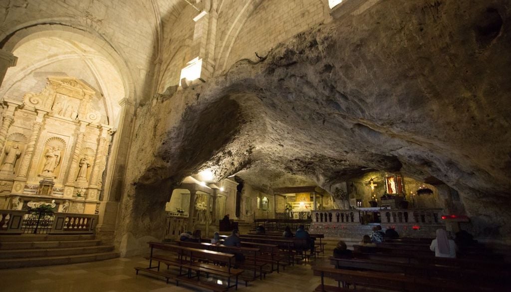 Il Santuario di San Michele comprende anche una grotta naturale adibita a cappella