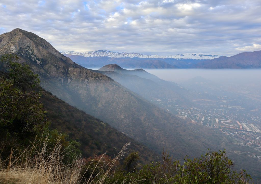 Vistas de Santiago y la cordillera desde Cerro El Carbón.