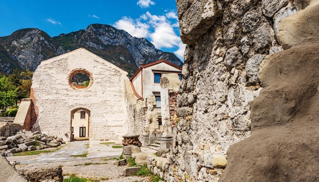 Venzone, antiche rovine della Chiesa di San Giovanni Battista, distrutta dal terremoto del 1976 e mai ricostruita. Provincia di Udine, Friuli-Venezia Giulia.