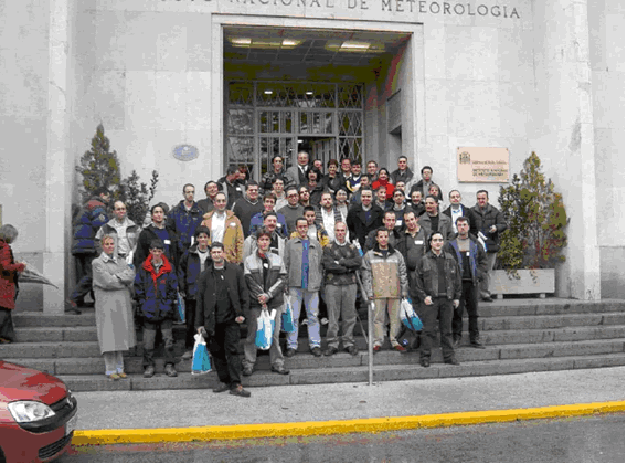 Foto grupo La foto para el recuerdo de un día entrañable, aunque muchos cansados por el madrugón y el viaje, todos con cara de felicidad, no era para menos, el ver realizado uno de nuestros sueños, visitar el INM, verdadero santuario para todos los aficionados a la meteorología, donde fuimos tratados por todo el personal con gran amabilidad, desde aquí queremos agradecer a toda la organización de la Kedada el esfuerzo que tuvieron que realizar para que todo saliera perfecto, de verdad lo consiguieron, GRACIAS