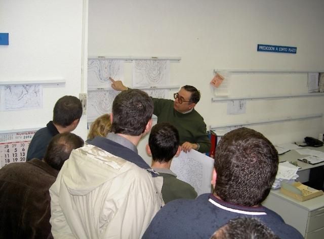 FOTOS 1: Angel Rivera comentando los mapas hechos a mano FOTOS 1: Angel Rivera comentando los mapas hechos a mano