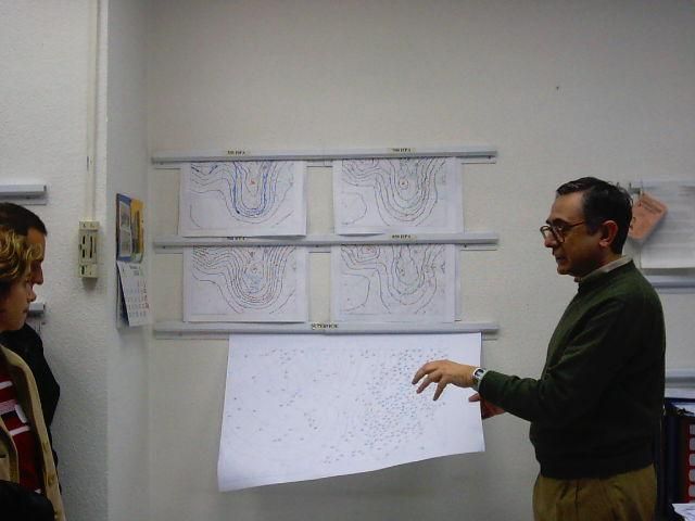 FOTOS 2: Angel Rivera comentando los mapas hechos a mano FOTOS 2: Angel Rivera comentando los mapas hechos a mano