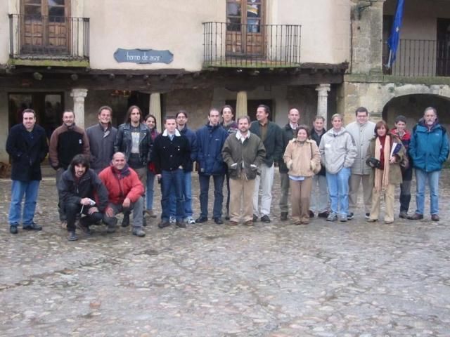 FOTO 19: Foto del Grupo con el restaurante de fondo FOTO 19: Foto del Grupo con el restaurante de fondo