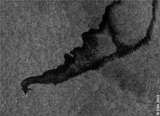 Los sensores ASAR del Envisat revelan la extensión del vertido de crudo del Prestige