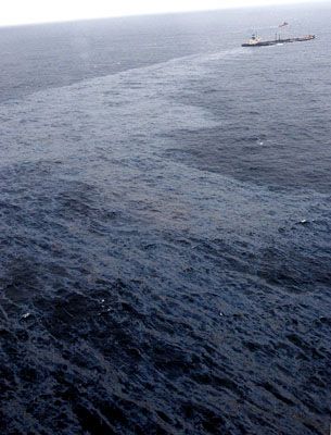 Foto aérea de la zona mostrando la estela de crudo que dejaba el barco antes de partirse en dos y hundirse. Foto aérea de la zona mostrando la estela de crudo que dejaba el barco antes de partirse en dos y hundirse.