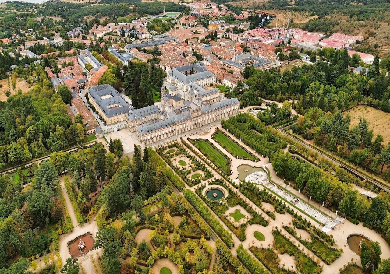 Vista aérea del Palacio Real de la Granja de San Ildefonso, el mejor ejemplo en España de jardín a la formal a la francesa, una modalidad que empezó a difundirse por toda Europa a finales del XVII.