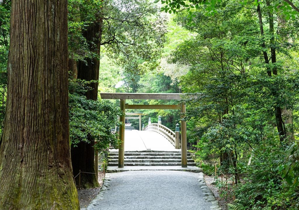 Zoom sur les jardins du grand Sanctuaire d'Ise au Japon, un site dont l'accès est interdit au public et qui est enveloppé d'un voile de mystère.