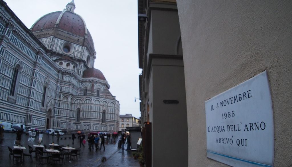 Una targa indica, vicino Santa Maria del Fiore, il livello raggiunto dall'acqua nel corso dell'alluvione del 4 novembre 1966.