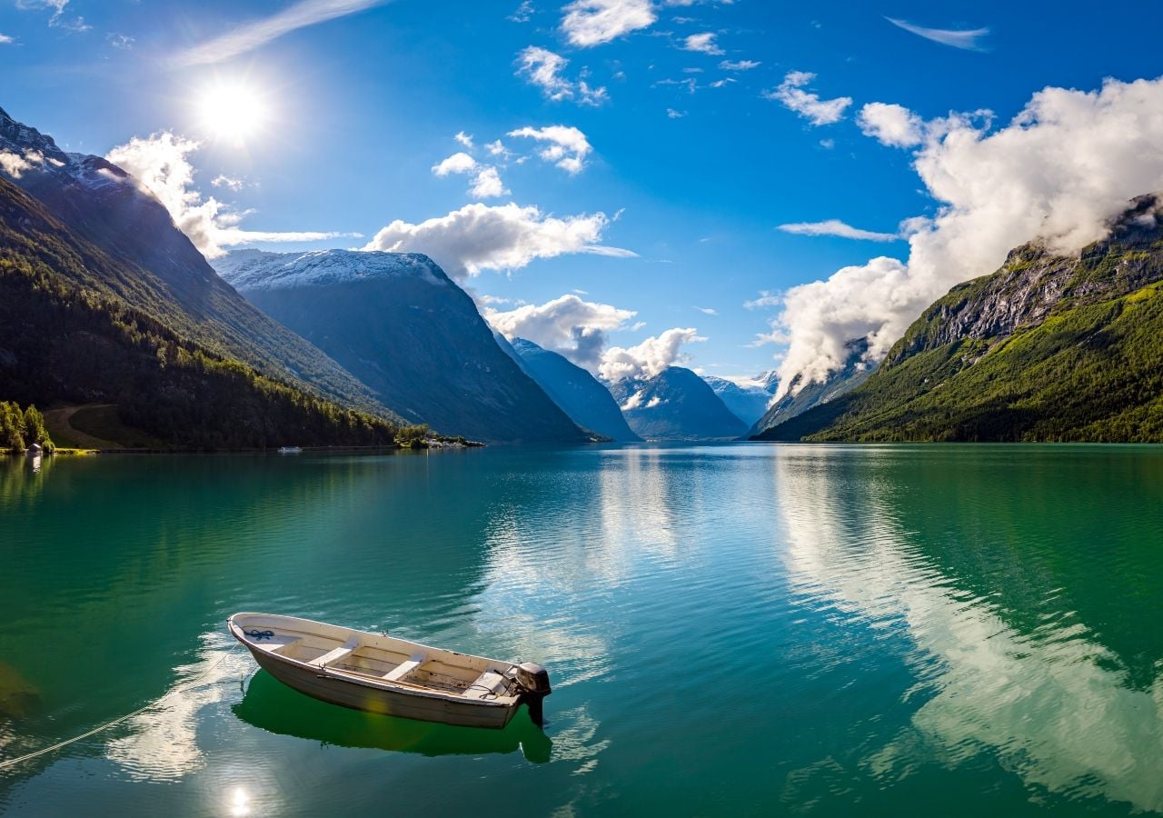 Solo il 14% dei laghi analizzati ha mantenuto un colore stabile nel tempo. Il 60%, invece, ha mostrato variazioni significative della tonalità.