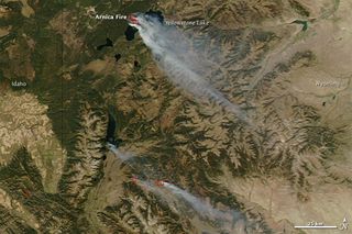 Vista oblicua de una nube de fuego, Yellowstone National Park, Wyoming
