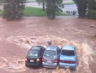 ¿Qué pasa al aparcar cerca de un río y llueve persistentemente?