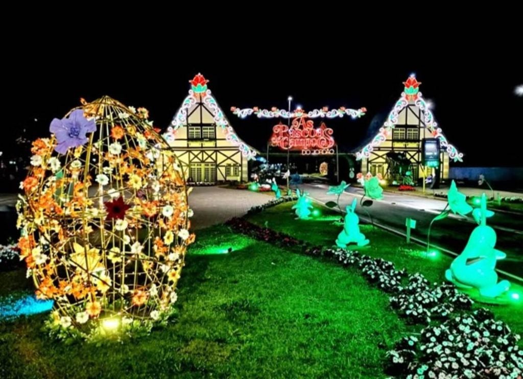 Decoração de Páscoa no pórtico de entrada de Campos do Jordão (SP) deste ano. Crédito: Divulgação.