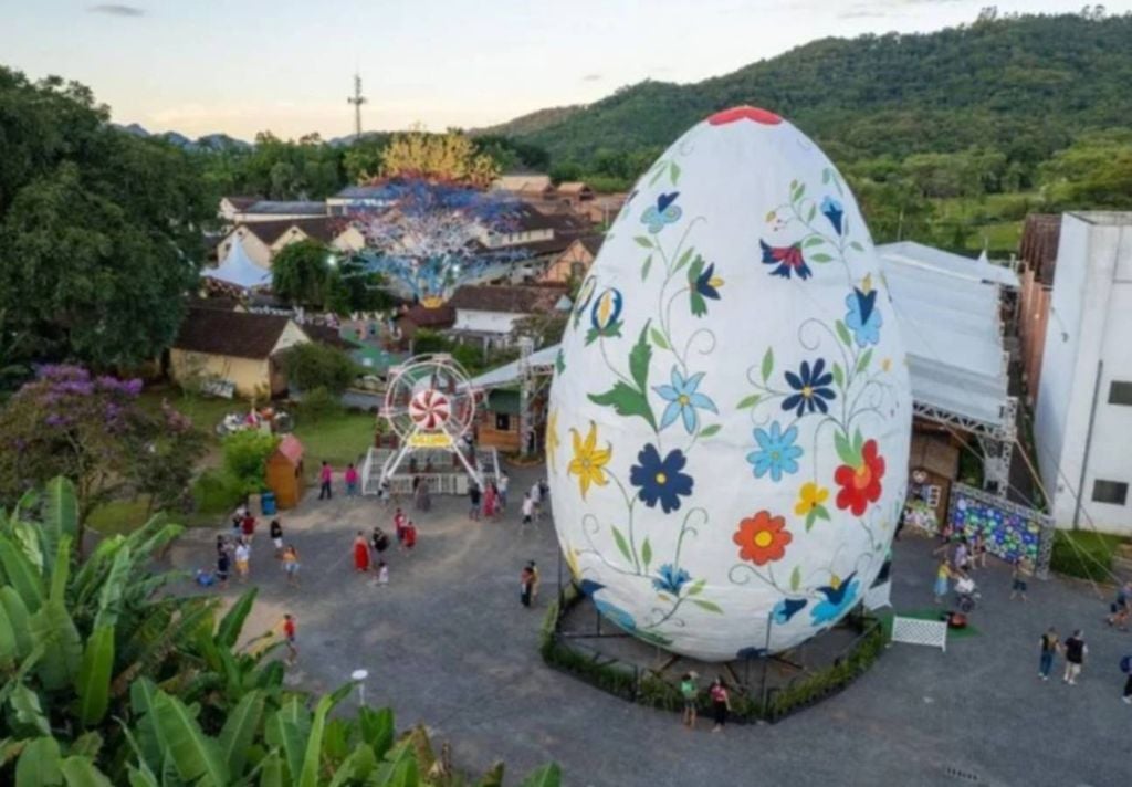 A Osterfest ostenta o maior ovo decorado do mundo. Crédito: Divulgação.