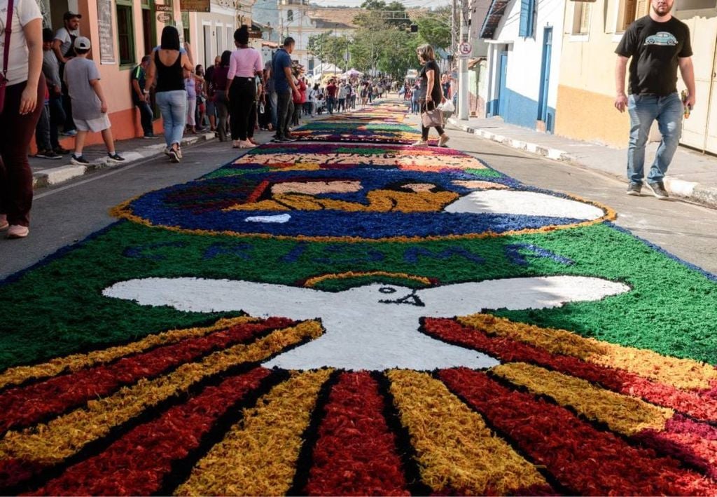 A tradicional confecção de tapetes devocionais de serragem pelas ruas de Ouro Preto (MG). Crédito: Divulgação.