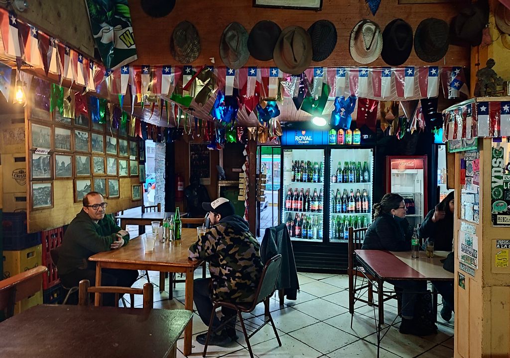 Bar Liberty, Barrio Puerto, Valparaíso. Bar Liberty, Barrio Puerto, Valparaíso.