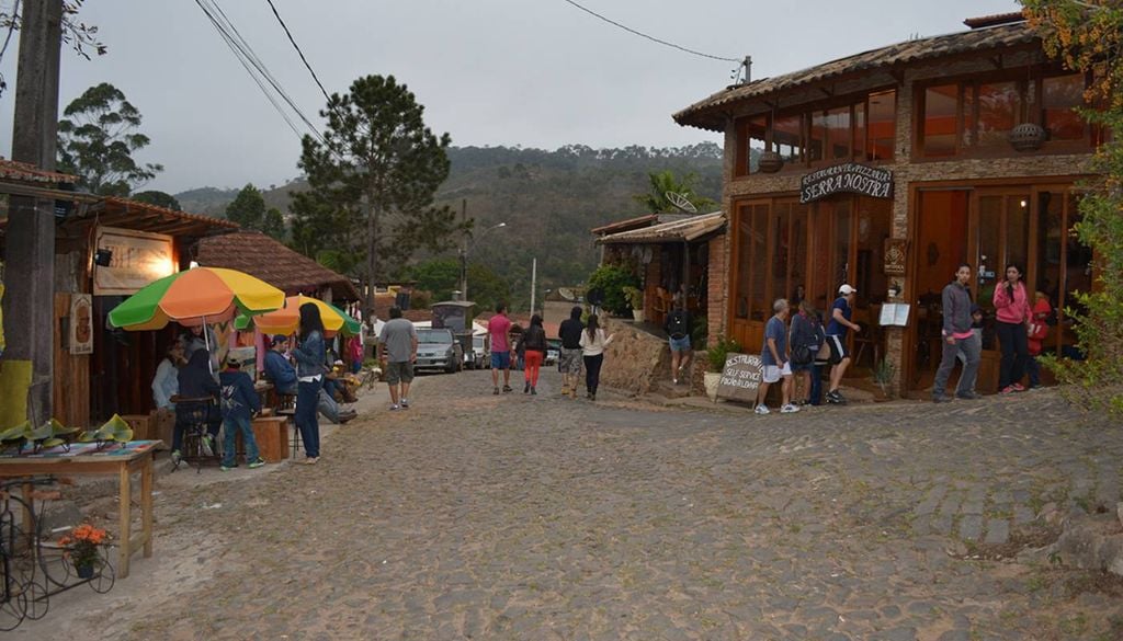 Com ruas de pedrinhas, paisagens deslumbrantes e casas coloridas, o vilarejo de Conceição de Ibitipoca, em Minas Gerais, reúne atrações para quem busca tanto uma boa aventura quanto um tempo de descanso. Crédito: Divulgação.