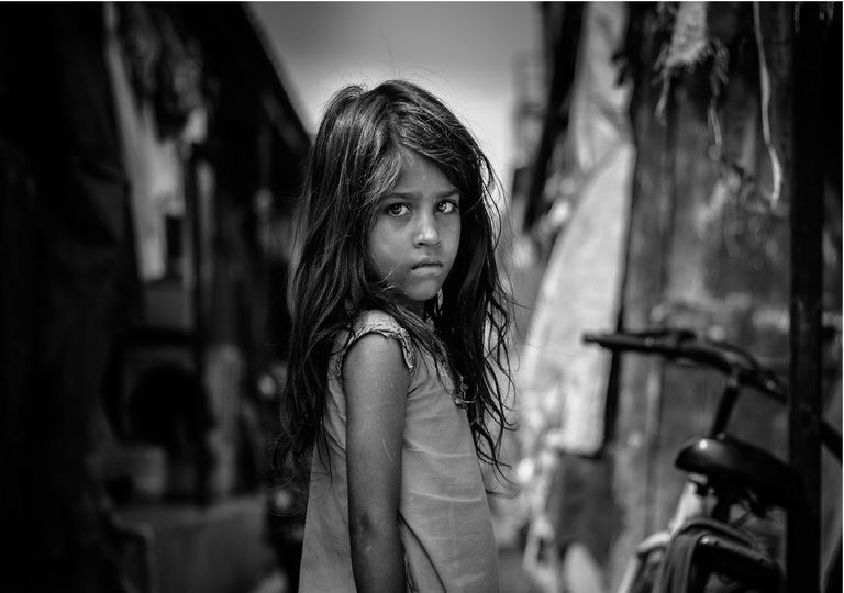 Foto banco y negro niña mirando hacia la cámara Foto banco y negro niña mirando hacia la cámara