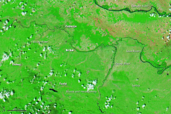 El sensor MODIS en el satélite Aqua de la NASA capturó una imagen de las inundaciones en Croacia, Serbia y Bosnia y Herzegovina hace un año durante una primavera más típica.