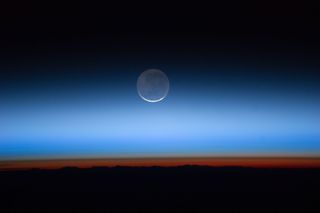 El brillo de la Tierra en la Luna
