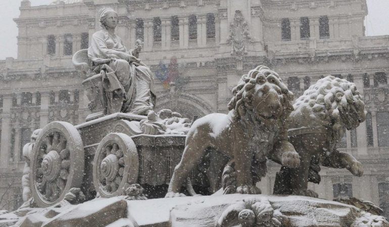 La fuente de la Cibeles de Madrid viendo nevar