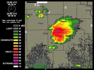 Supercélula aislada con dos tornados mellizos vista por radar