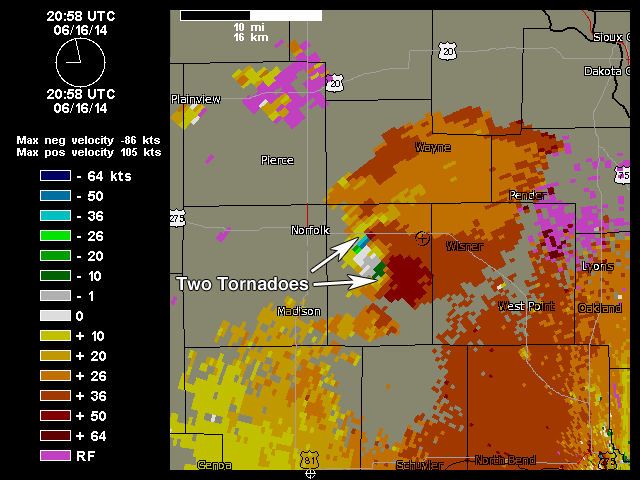 Imagen radar en modo Doppler de velocidad radial cerca de Pilger, Nebraska, y asociada a la supercélula aislada. Dos áreas separadas de giros se aprecian según la señal del radar en modo Doppler. Imagen radar en modo Doppler de velocidad radial cerca de Pilger, Nebraska, y asociada a la supercélula aislada. Dos áreas separadas de giros se aprecian según la señal del radar en modo Doppler. Pilger está marcada con un "+" en el mapa.