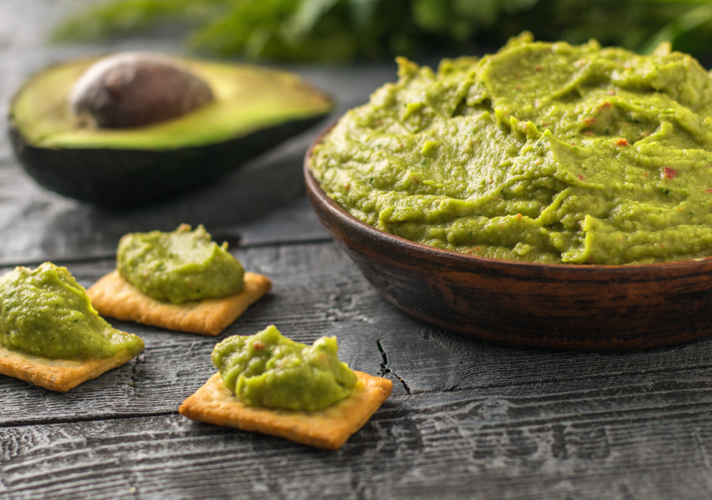 El guacamole es el resultado de una cadena agrícola que empieza en huertas mexicanas y termina en millones de mesas alrededor del mundo.