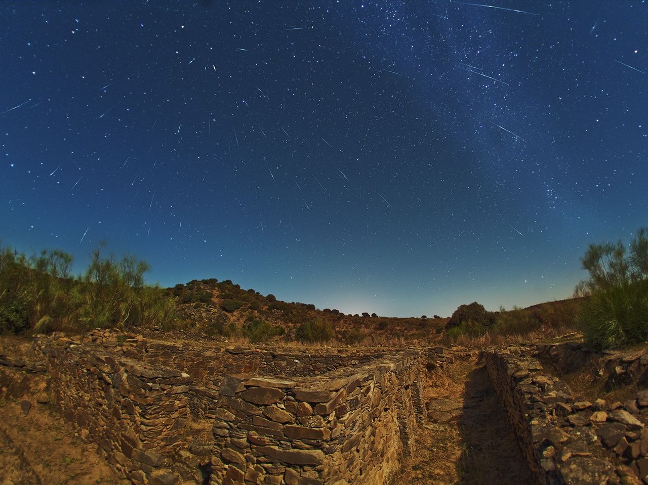 Meteoros Dracónidas sobre España. Crédito y Copyright: Juan Carlos Casado (TWAN)