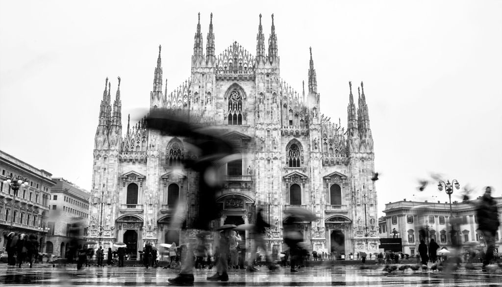pioggia milano Milano sotto la pioggia in una foto in bianco e nero: questa era la situazione che si viveva nel nord Italia il 2 giugno del 1946, giorno dello storico Referendum che ha dato il via alla Repubblica Italiana.