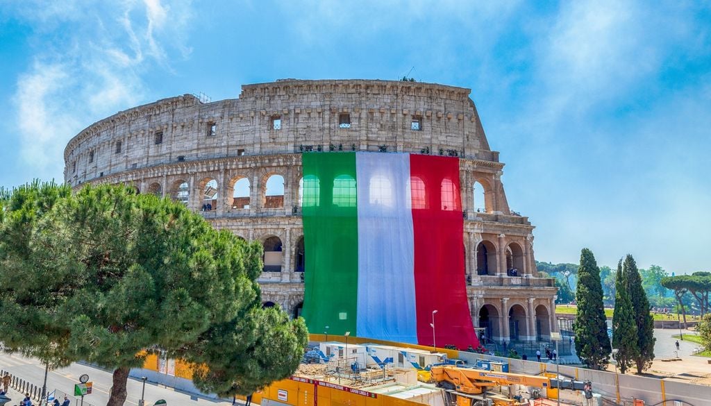 Il Colosseo di Roma con la bandiera italiana, in una foto recente.