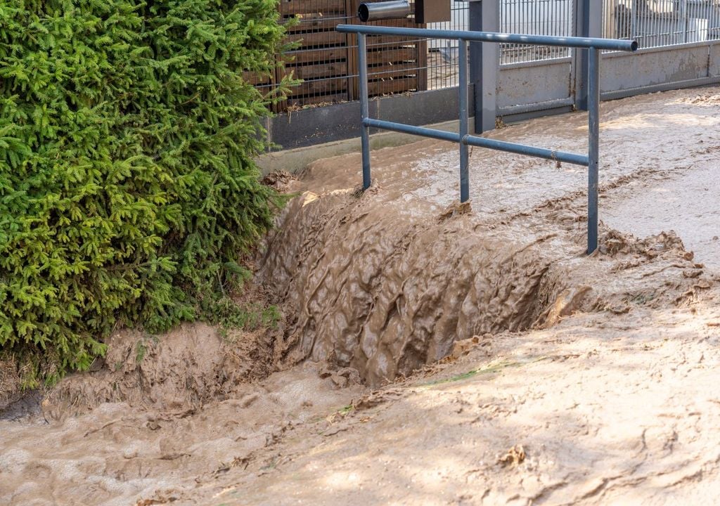 Bei sehr langsam ziehenden Gewittern kann es ab Freitagabend zu lokalen Überschwemmungen kommen.