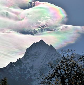 Nubes iridiscentes sobre Thamserku
