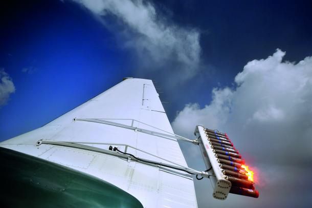Quema de ioduro de plata en un avión para modificar la precipitación localmente. OMM