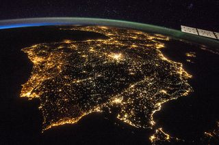 La Península en la noche