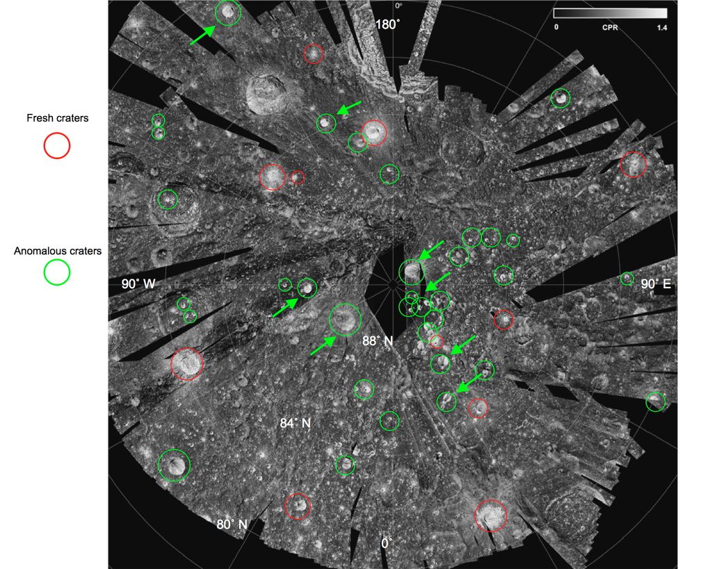Mapa del polo norte lunar obtenido con el radar Mini-SAR. Se sospecha que los cráteres que han sido marcados con un círculo verde contienen depósitos significativos de agua congelada
