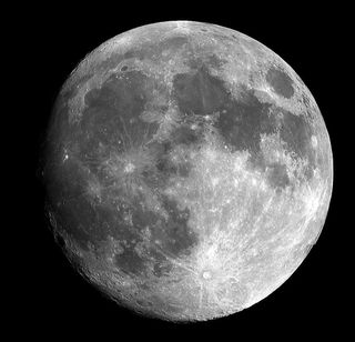 El misterio de la multiplicación del agua en la Luna: ¿existe la hidrosfera lunar?
