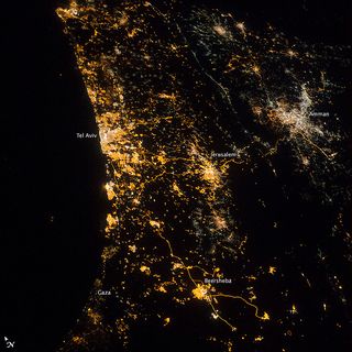 El litoral Mediterráneo Oriental en la noche 