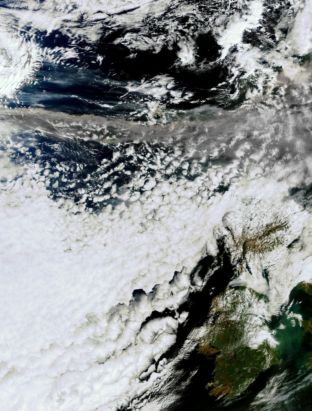 Imagen realzada tipo RGB-ASH del 15 de abril de 2010 de las 08:00 UTC. Imagen realzada tipo RGB-ASH del 15 de abril de 2010 de las 08:00 UTC. Las cenizas volcánicas aparecen en colores oscuros emanando desde el volcán islandés y dirigiéndose hacia el norte de Inglaterra. Fuente de la imagen: Eumetsat.