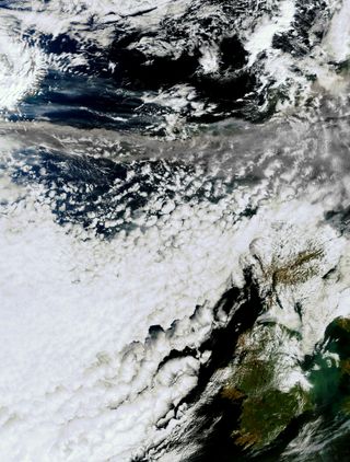 Nubes de cenizas volcánicas paralizan parte del tráfico aéreo europeo, 15 abril 2010 