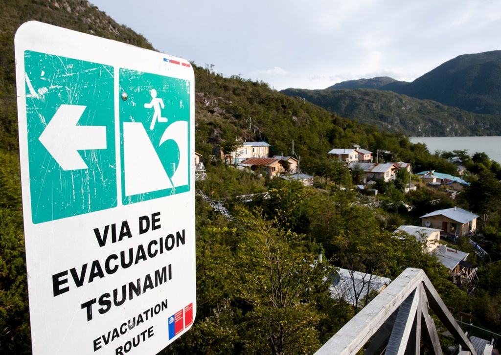 Letrero de vía de evacuación por tsunami Letrero de vía de evacuación por tsunami